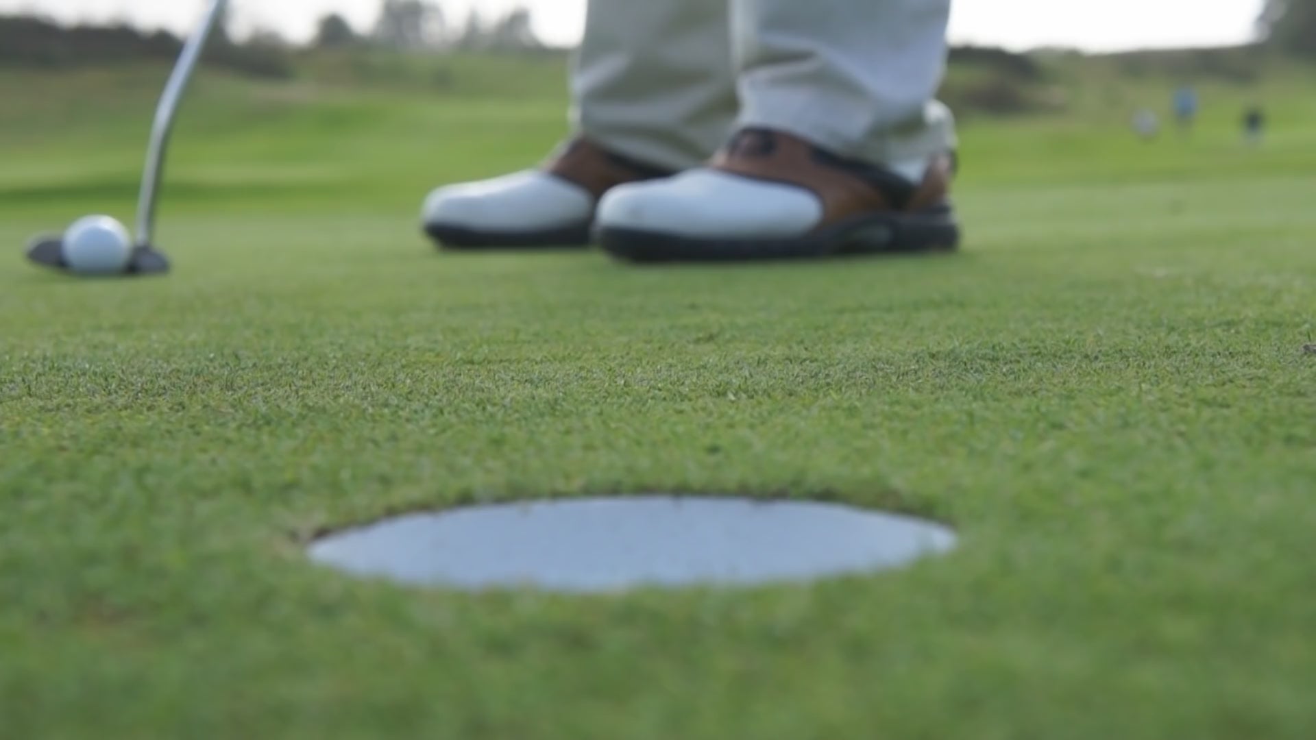 PuttOUT Pressure Putt Trainer.